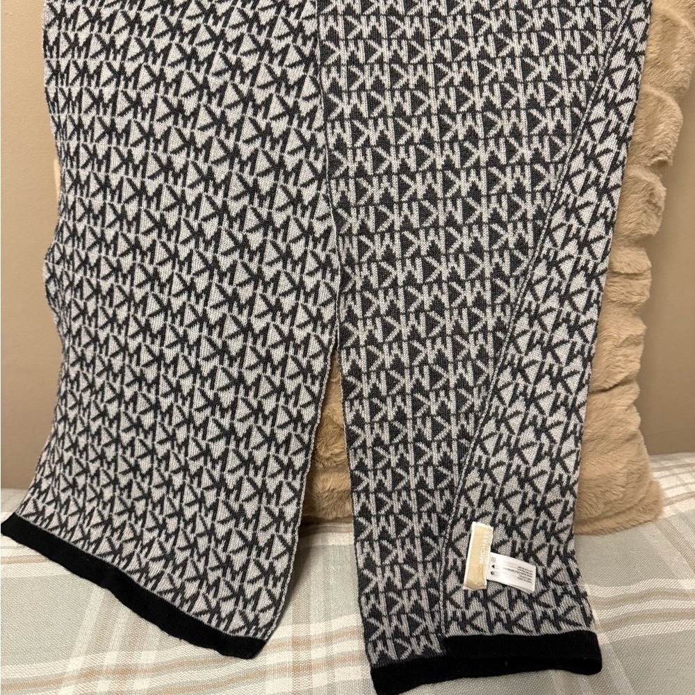 🔥 Michael Kors Signature MK Monogram Knit Scarf - Black/Grey 🔥